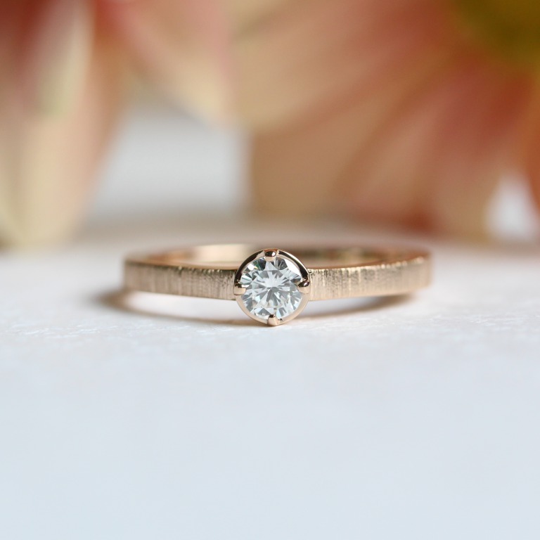 こだわりのピンクゴールドで わたしらしく仕上げた婚約指輪 オーダーメイド結婚指輪のブランドith イズ 東京 横浜 柏 大宮 銀座 心斎橋 栄 新宿 梅田 天神